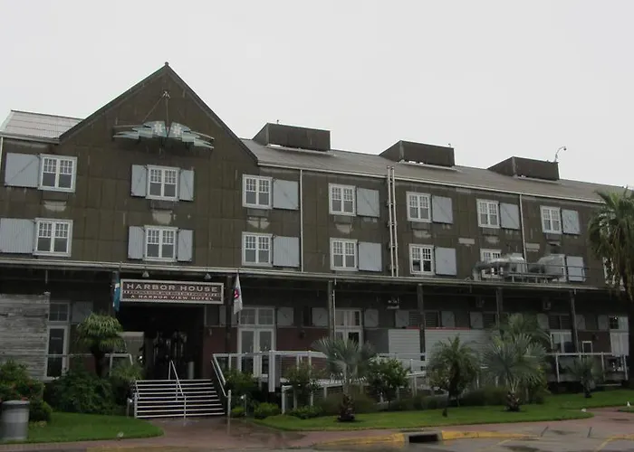 Harbor House Hotel And Marina